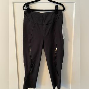 NWT Lululemon Gloss Trim SHR Crop 17”